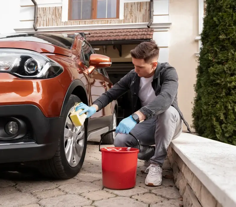 Lavage auto à domicile Riom : professionnel intervenant sur un véhicule